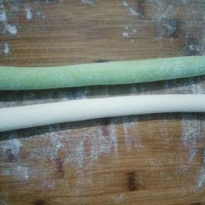 取两块相同的面团。揉成粗细均匀的长条