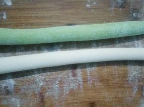 取两块相同的面团。揉成粗细均匀的长条