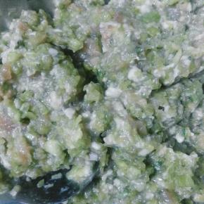 猪肉加入剁碎的芹菜，然后加入葱末姜末，调入生抽，老抽，适量的盐和油调匀(这个根据自己口味，我不喜欢添加太多的调味品)