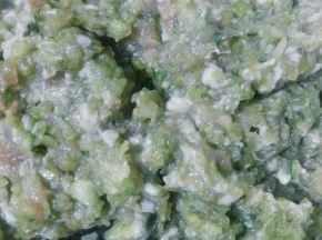 猪肉加入剁碎的芹菜，然后加入葱末姜末，调入生抽，老抽，适量的盐和油调匀(这个根据自己口味，我不喜欢添加太多的调味品)