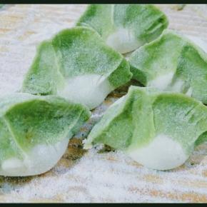 面皮放馅，面皮对折中间捏紧，分别用两手的拇指和食指捏住饺子边缘，轻轻向中间挤，中间挤出圆溜溜的胖肚子，一个饺子几秒钟完成，这种包法的饺子成馅多，操作快，所以比较受欢迎