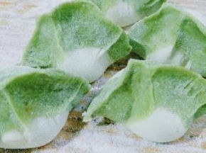 面皮放馅，面皮对折中间捏紧，分别用两手的拇指和食指捏住饺子边缘，轻轻向中间挤，中间挤出圆溜溜的胖肚子，一个饺子几秒钟完成，这种包法的饺子成馅多，操作快，所以比较受欢迎