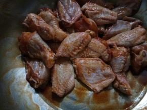 鸡翅洗净，用腌料腌制1小时，过夜更入味！