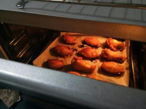 烤箱预热上下火200度，鸡翅码入铺了油纸的烤盘！