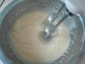 将蛋液、牛奶、糖粉、玉米油混合用打蛋器低速打发3分钟