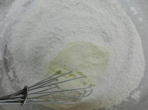 打发好的蛋液筛入低粉、奶粉、泡打粉及放入盐