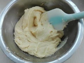 用硅胶刀拌至无干粉即可，不可过度搅拌（面粉吸水性不同，感觉干可以略加少量奶）；