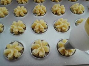 在学厨房金色不沾饼干模具中挤出大小均等的花纹