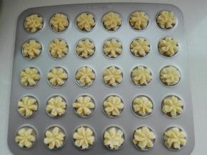 依次在模具中挤好