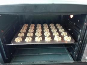 烤箱预热，中层150度上下火，20分钟，注意观察烤制颜色（实际温度根据自家烤箱灵活操作）