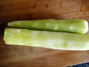 莴笋去皮洗净备用
