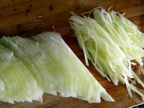 莴笋切薄片后切成细丝