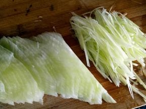 莴笋切薄片后切成细丝
