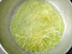把切好的莴笋丝放开水里焯一下