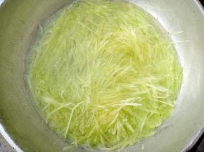 把切好的莴笋丝放开水里焯一下