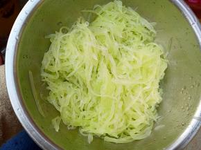 焯好的莴笋丝放入凉水冲一下，然后用手挤掉多余的水分