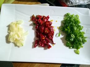 大蒜用刀背拍碎，辣椒切段，葱切好备用