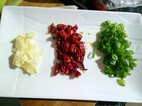 大蒜用刀背拍碎，辣椒切段，葱切好备用