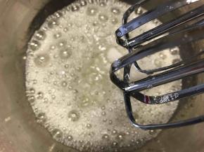 打发蛋白.分三次加白砂糖.大气泡时第一次加白砂糖