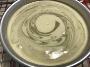 两勺原味蛋糕糊.两勺抹茶味蛋糕糊.一次交替来.用筷子转两下.画出纹路