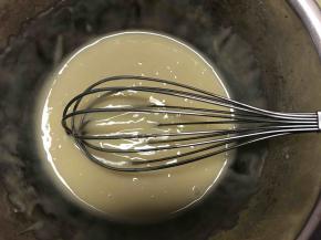 玉米油加热.然后关火！关火！关火！再筛入低粉.拌匀即可