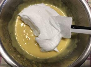 取三分之一蛋白糊进蛋黄盆.翻拌均匀.再取三分之一蛋白糊.再次翻拌均匀.然后将蛋黄糊倒入蛋白盆里.翻拌均匀
