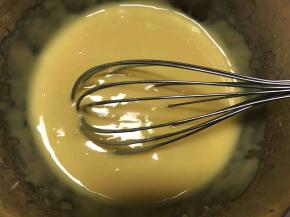 将拌好的蛋黄液倒入筛了面粉的油盆.拌匀