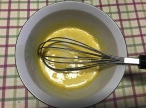 加入牛奶.拌匀
