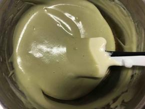 用凉开水将抹茶粉化开.把翻拌好的蛋糕糊分成两部分.其中一份加入化好的抹茶液.翻拌均匀