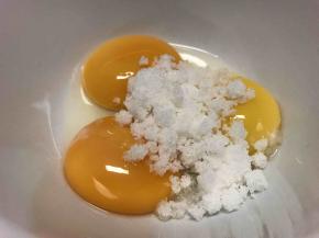 分离蛋白和蛋黄分别装入不同容器.蛋白盆切记无水无油.蛋黄加白砂糖18g.拌匀