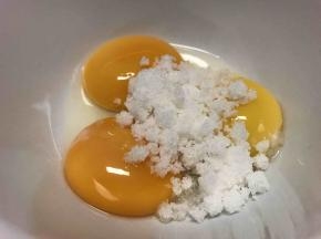 分离蛋白和蛋黄分别装入不同容器.蛋白盆切记无水无油.蛋黄加白砂糖18g.拌匀