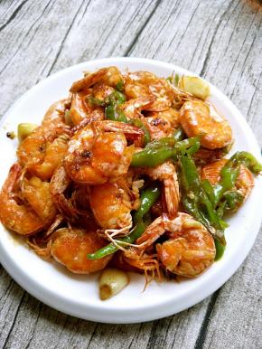 做好的大虾色泽靓丽，辣香满口！