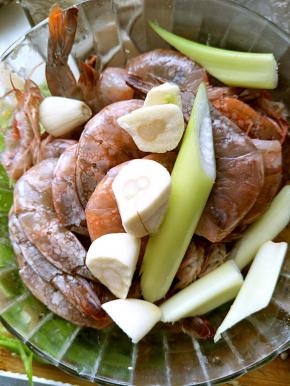 大虾洗净去头，蒜切片，葱切段，姜切片。