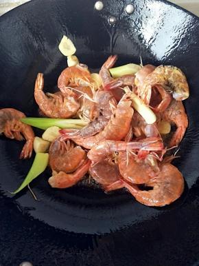 油锅七分热所有食材一起倒入