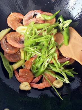 倒入青椒翻炒熟加入盐调味即可！