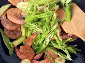 倒入青椒翻炒熟加入盐调味即可！