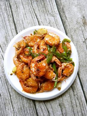 美味大虾装盘！