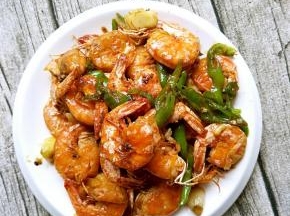美味大虾装盘！