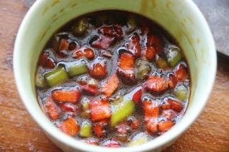 将盐，糖，白醋，生抽，蚝油，香油按照自己的喜好倒入小碗中搅拌均匀，然后加入切碎的青红椒