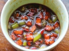 将盐，糖，白醋，生抽，蚝油，香油按照自己的喜好倒入小碗中搅拌均匀，然后加入切碎的青红椒