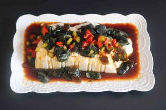 把料汁均匀倒在豆腐上