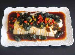 把料汁均匀倒在豆腐上