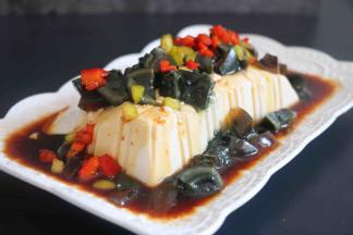 皮蛋豆腐就做好了，简单美味。
不用切，直接用勺子吃，更过瘾。