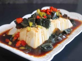 皮蛋豆腐就做好了，简单美味。
不用切，直接用勺子吃，更过瘾。