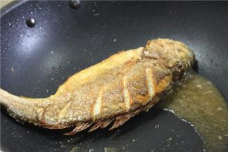 锅里放猪油100克，烧热至微微冒烟，放入黄花鱼煎到两面金黄色，起锅备用。猪油富含丰富的动物性蛋白，可以增香。先将炒锅烧热，然后放入猪油，将油温烧到140度的时候，微微冒烟就可以下黄花鱼油煎，这样做出来的黄花鱼鱼皮会在瞬间变焦，不会破皮。