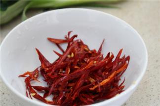 姜蒜切片，辣椒切丝，准备普宁豆酱