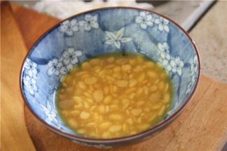 普宁豆酱是广东潮汕地区的调味佳品，是用优质黄豆泡蒸熟后天然发酵而成，味道重咸鲜带甘，用来烹煮鱼肉最美味。可以增香提味。