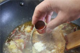 再依次下，味精，糖，醋10克，老抽3克，胡椒粉，料酒