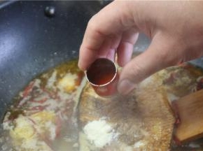 再依次下，味精，糖，醋10克，老抽3克，胡椒粉，料酒