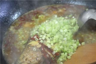 中火烧5分钟左右，再下100克芹菜碎，再烧一分钟，把鱼盛出装盘